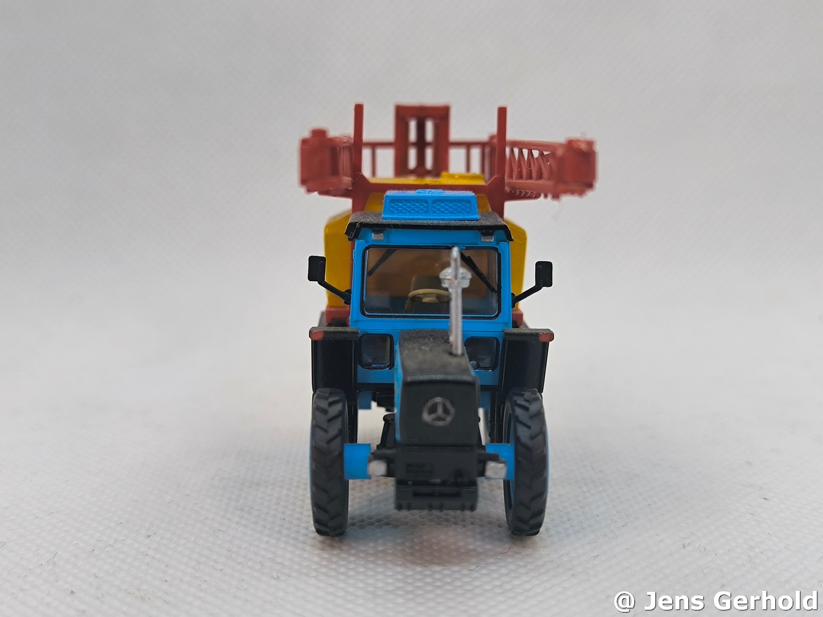 MB Trac 1400 mit Großflächenspritze